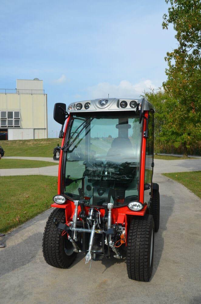 Fertige Kommunalmaschine SP 5008 HST auf dem Testgelände vor der Fabrik.