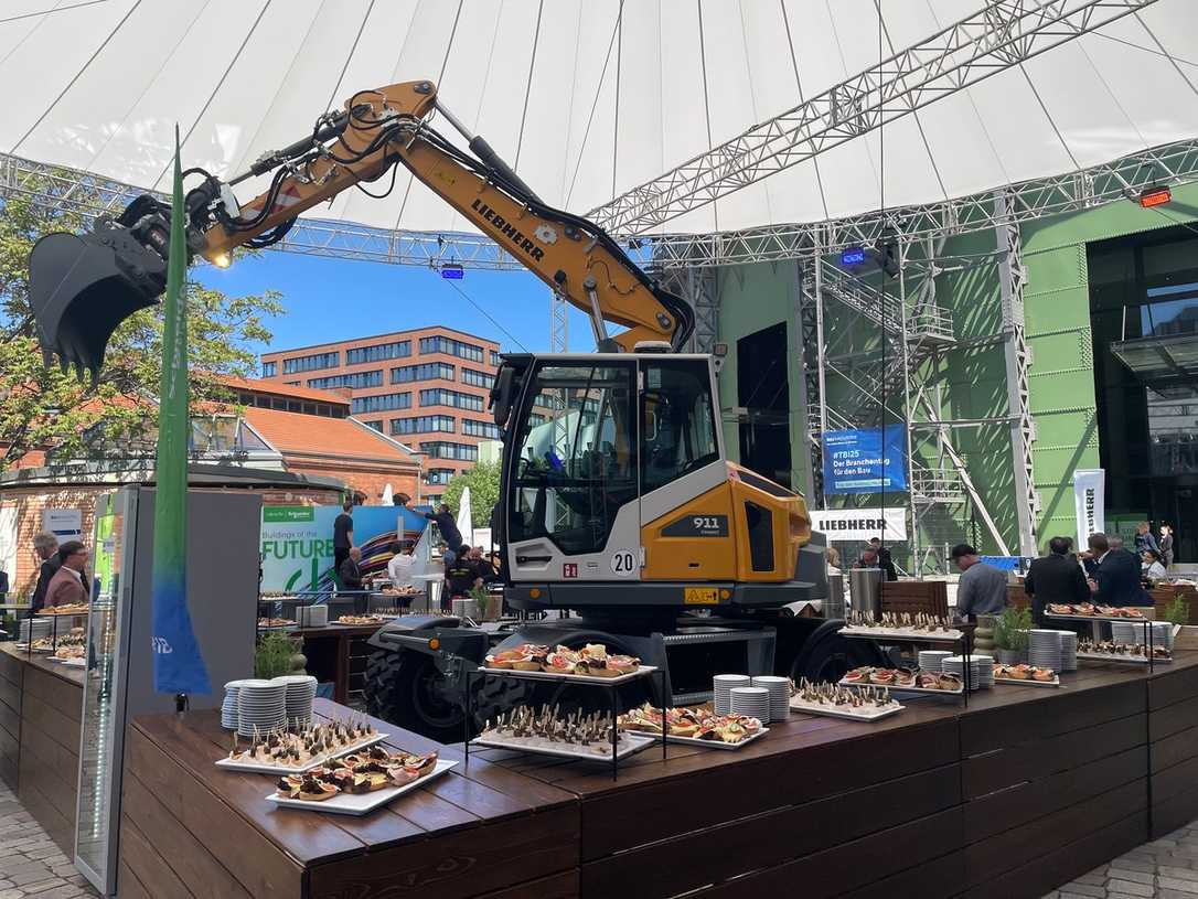 Liebherr-Bagger A 911 Compact am Bauindustrie-Buffet