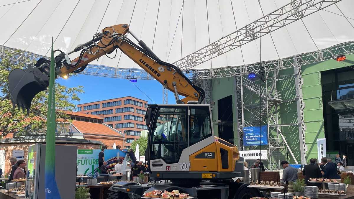 Liebherr-Bagger A 911 Compact am Bauindustrie-Buffet
