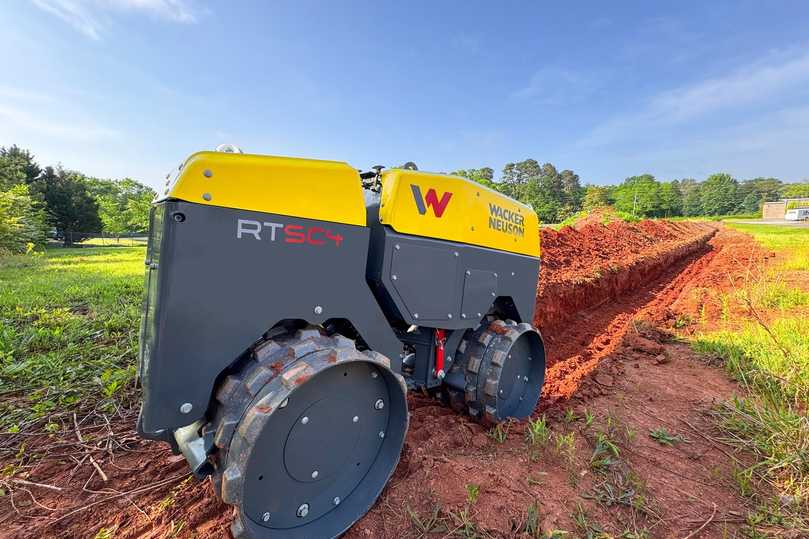 Ermöglicht eine effiziente Bedienung und erhöht die Arbeitssicherheit auf der Baustelle: die neue Grabenwalze RT mit Funk- und Infrarot-Fernsteuerung. | Foto: Wacker Neuson