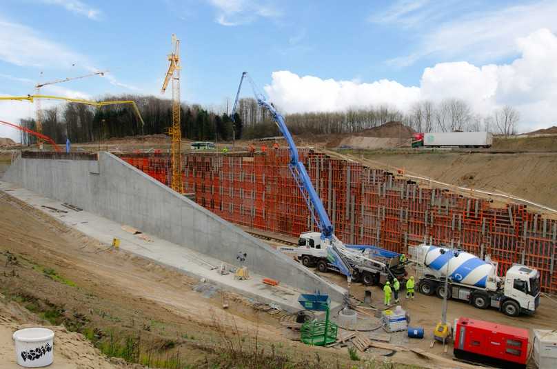 Komplett fugenfreie Wände bei 164 Metern Länge und bis zu 10,50 Metern Höhe erforderten eine hohe Schalungsvorhaltung. | Foto: Paschal