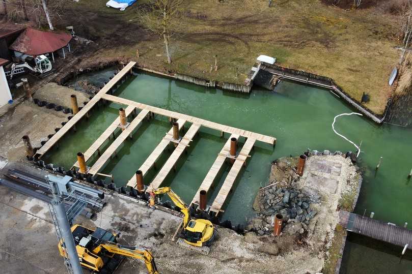 Yachthafen in Prien am Chiemsee: 18 Meter lange Stahlrohre dienen als Auflager für die Stahlkonstruktion, auf der die neue Halle steht. | Foto: terra infrastructure GmbH Yachthafen in Prien am Chiemsee: 18 Meter lange Stahlrohre dienen als Auflager für die Stahlkonstruktion, auf der die neue Halle steht. | Foto: terra infrastructure GmbH