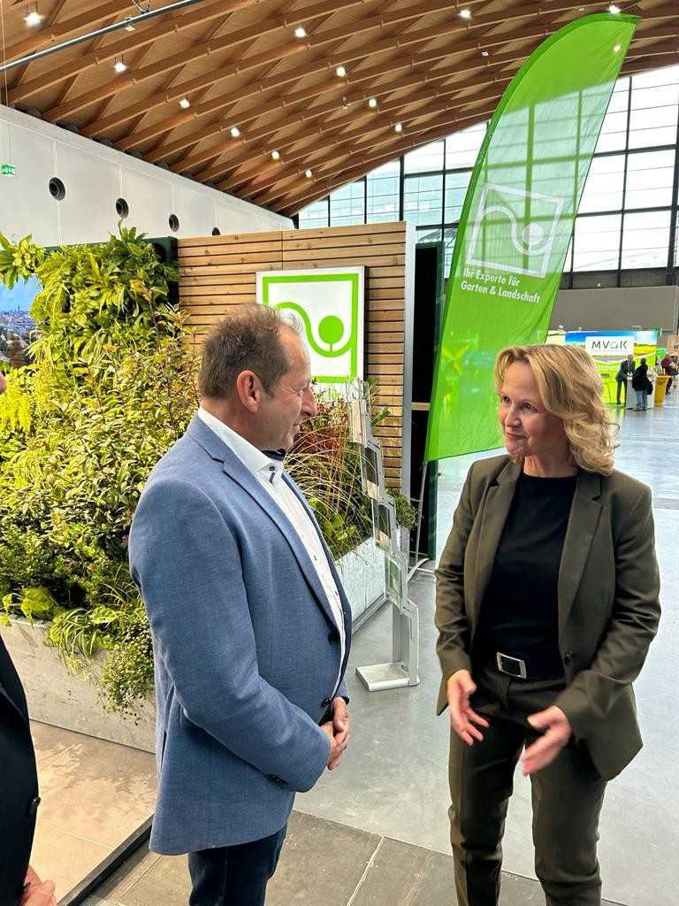 BGL-Präsident Thomas Banzhaf im Gespräch mit Bundesumweltministerin Steffi Lemke Ende November auf dem Bundesparteitag von Bündnis90/Die Grünen. | Foto: BGL BGL-Präsident Thomas Banzhaf im Gespräch mit Bundesumweltministerin Steffi Lemke Ende November auf dem Bundesparteitag von Bündnis90/Die Grünen. | Foto: BGL