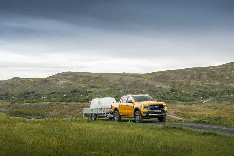 Der Ford Ranger mit Plug in Hybrid (PHEV) trägt rund 1,0 t Nutzlast und darf 3,5 t in Schlepp nehmen. | Foto: Ford Pro