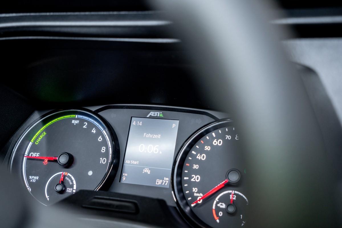 Im Cockpit werden die Armaturen auf den Elektroantrieb angepasst. | Foto: ABT e-Line GmbH