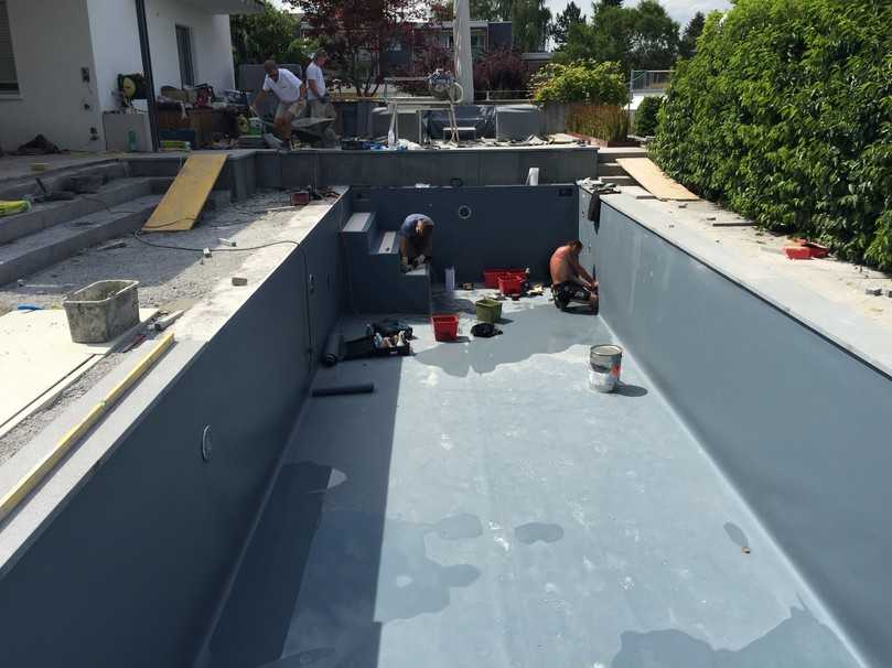 Das Team von egli jona verlegt die Folie zum Abdichten des Beckens für den neuen Living Pool. | Foto: Egli Jona / Biotop Das Team von egli jona verlegt die Folie zum Abdichten des Beckens für den neuen Living Pool. | Foto: Egli Jona / Biotop