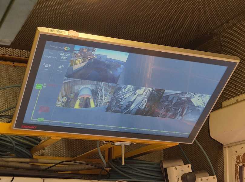 Vom Steuerstand aus alles im Blick: Neben einer Kamera im Startschacht und zweien im Tunnel wurden auf Wunsch von I.CO.P. eine weitere Kameras, z.B. an der Separationsanlage in das System eingebunden, um den Materialaustrag zu kontrollieren. | Foto: B_I/zu Eulenburg