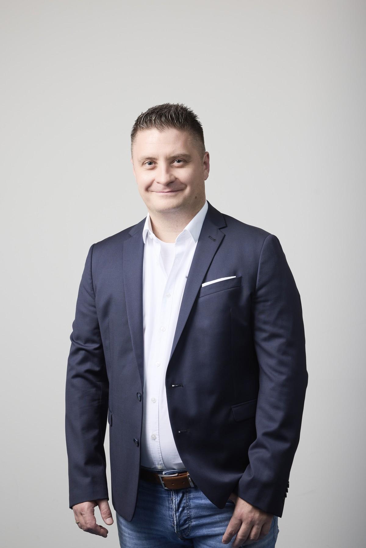 „Die standortübergreifende Lösung ermöglicht uns einen perfekten Überblick – einfach, zuverlässig und zeitsparend.“ Bernhard Freundlinger | Foto: Der freundliche Maler „Die standortübergreifende Lösung ermöglicht uns einen perfekten Überblick – einfach, zuverlässig und zeitsparend.“ Bernhard Freundlinger | Foto: Der freundliche Maler