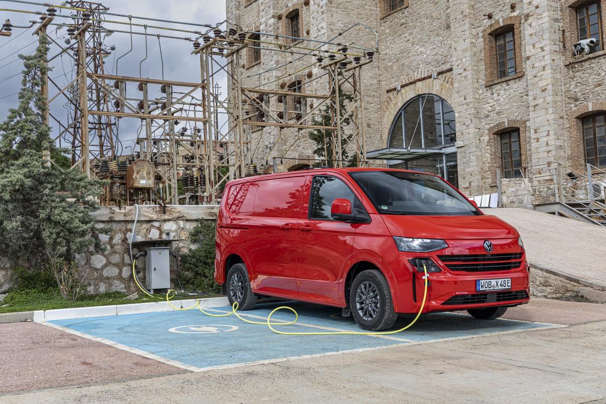 Der Ladeanschluss für die 64-kWh-Batterie des e-Transporter befindet sich in der Front unter dem linken Scheinwerfer. | Foto: VW Nutzfahrzeuge