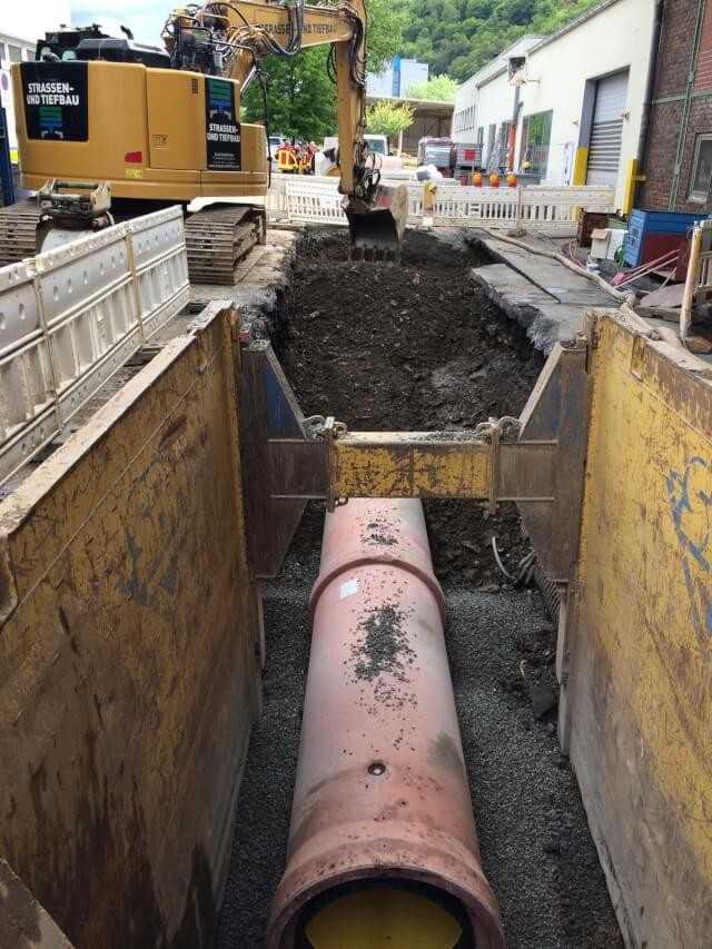 Insgesamt 330 m Perfect Pipe-Rohre in den Durchmessern DN 500, DN 800 und DN 1000 wurden auf dem Betriebsgelände von VDM verlegt. Die Bauarbeiten mussten mit den betrieblichen Belangen der VDM abgestimmt und koordiniert werden.