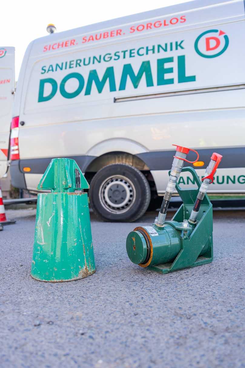 Der vorgeschaltete Kaliberkopf gleicht Deformationen und Versätze in der Altrohrleitung aus – ohne sie zu zerstören. | Foto: Sanierungstechnik Dommel Der vorgeschaltete Kaliberkopf gleicht Deformationen und Versätze in der Altrohrleitung aus – ohne sie zu zerstören. | Foto: Sanierungstechnik Dommel