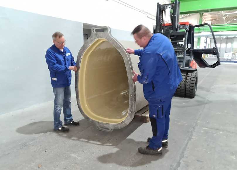 Mit einer extra hergestellten Aluminium-Schablone kontrollieren die FRP-Prolining-Mitarbeiter die Außengeometrie jedes einzelnen Rohres. | Foto: FRP-Prolining GmbH Mit einer extra hergestellten Aluminium-Schablone kontrollieren die FRP-Prolining-Mitarbeiter die Außengeometrie jedes einzelnen Rohres. | Foto: FRP-Prolining GmbH