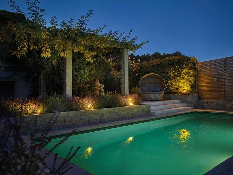 Die Richtlinie der Forschungsgesellschaft Landschaftsentwicklung Landschaftsbau (FLL) berücksichtigt seit langem die Möglichkeit, Schwimmteiche und Naturpools mit Regenwasser zu betreiben und auch zu speisen. | Foto: Oase Die Richtlinie der Forschungsgesellschaft Landschaftsentwicklung Landschaftsbau (FLL) berücksichtigt seit langem die Möglichkeit, Schwimmteiche und Naturpools mit Regenwasser zu betreiben und auch zu speisen. | Foto: Oase