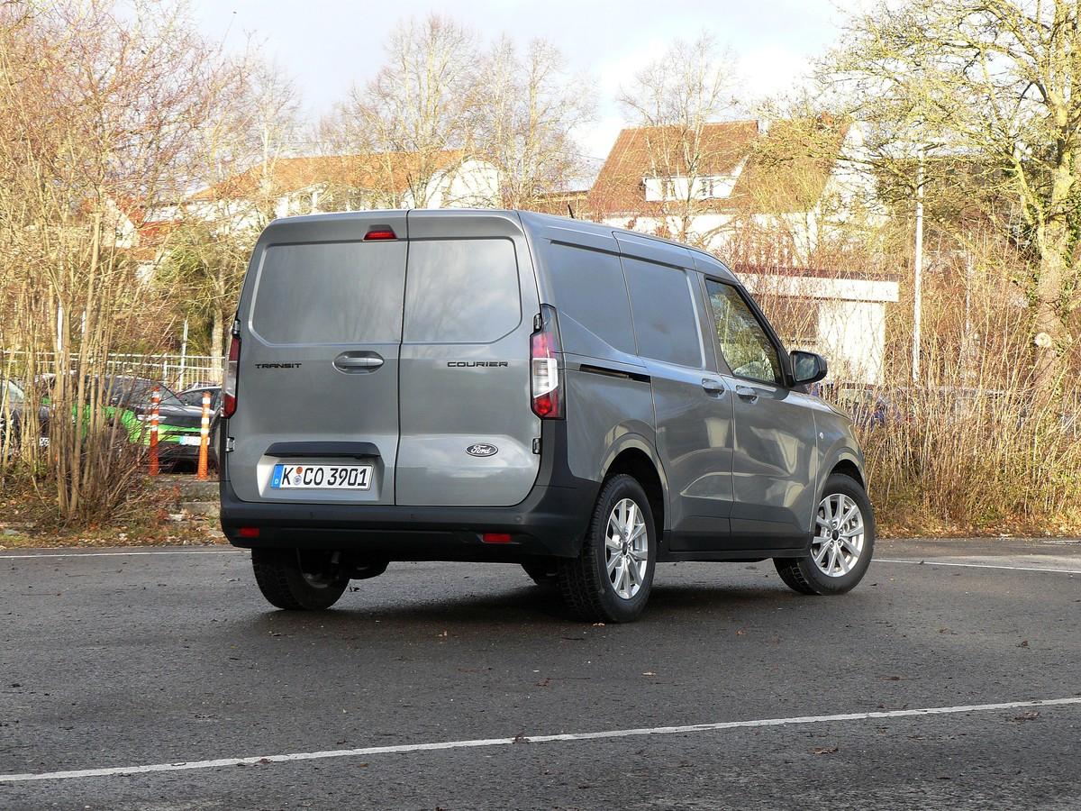 Gepflegte Karosserie: Kerzengerader Rücken, Heckspoiler, abgedeckte Schiene der Schiebetür. | Foto: Randolf Unruh