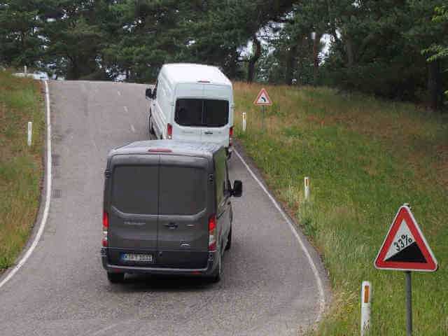Viel Gas und Bremse auf der Landstraßenrunde: Am Ende riechen die Radbremsen streng. Viel Gas und Bremse auf der Landstraßenrunde: Am Ende riechen die Radbremsen streng.