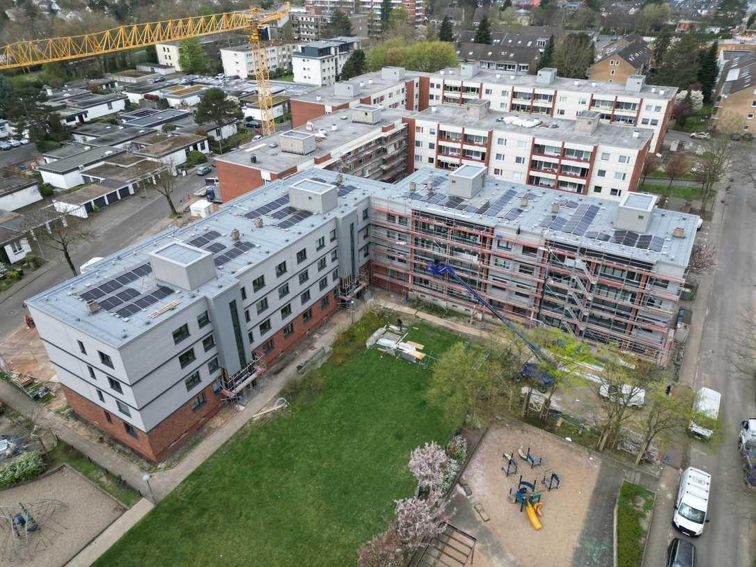 Serielle Sanierung mit Holzfassade: mehrgeschossige Wohngebäude in Düsseldorf modernisiert