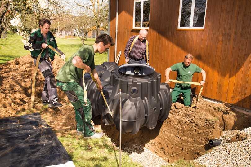 Regenwasser für Trockenperioden speichern: Die flache Bauform des GRAF Platin reduziert die notwendige Einbautiefe. Abbildung zeigt den Einbau eines Platin-Tanks mit 1500 Liter. | Foto: Otto Graf GmbH