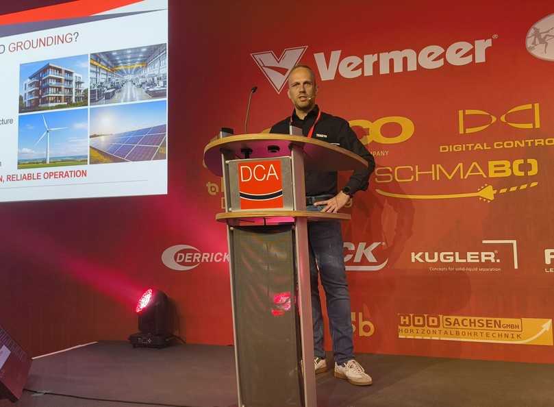 Philipp Schrage zeigte, welche Vorteile die grabenlose Installation von Sicherheitssystemen der elektrischen Infrastruktur haben kann. | Foto: B_I/Valdix