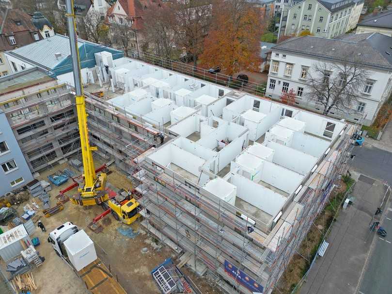 Dank des Bausystems aus Fertigbauteilen und komplett ausgestatteten Badmodulen war der Neubau innerhalb weniger Monate fertig. | Foto: Dennert