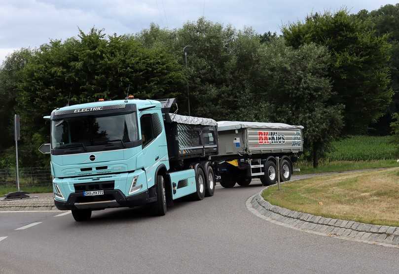 Der solide Zentralachs-Kippanhänger von Schwarzmüller erhöht die Nutzlast der Zugkombination auf über 27 t. | Foto: FH
