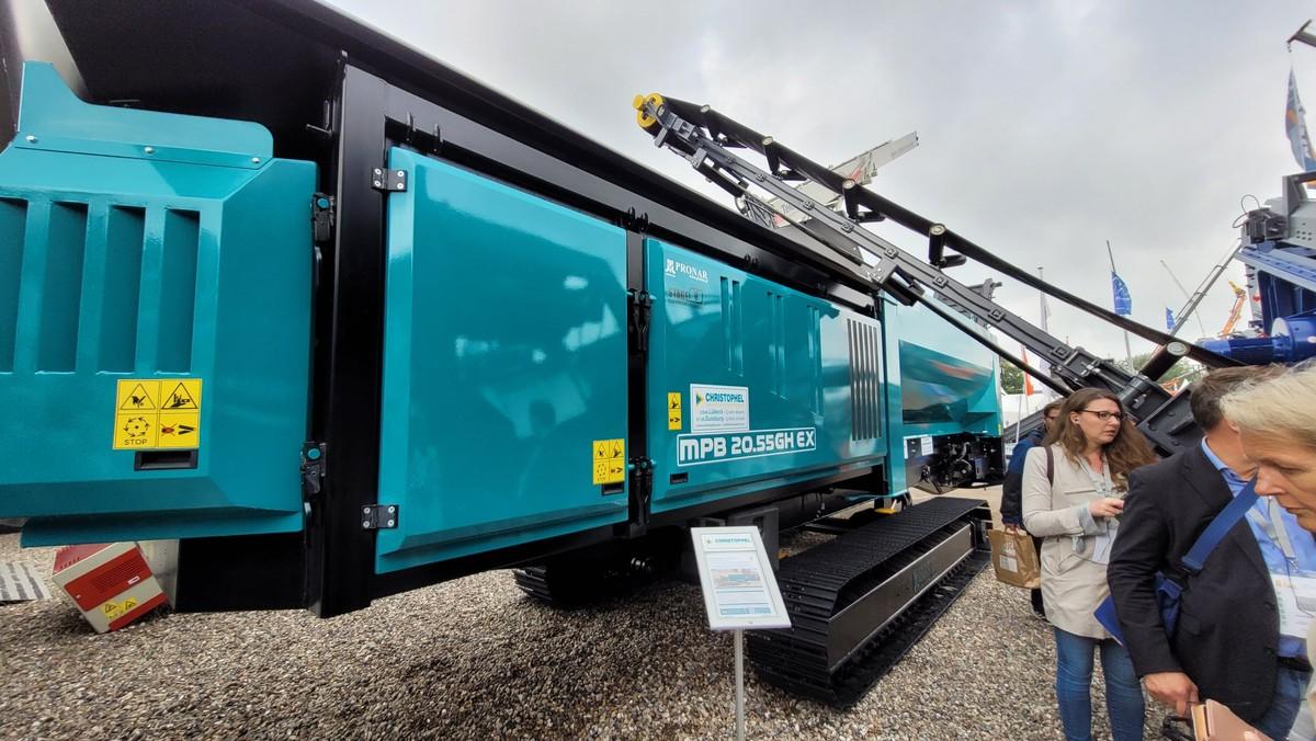 Beim Lübecker Händler C. Christophel fanden Besucher:innen der NordBau 2025 unter anderem die kettenmobile Trommelsiebanlage Pronar MPB 20.55GH EX. | Foto: B_I MEDIEN/Brinkmeier Beim Lübecker Händler C. Christophel fanden Besucher:innen der NordBau 2025 unter anderem die kettenmobile Trommelsiebanlage Pronar MPB 20.55GH EX. | Foto: B_I MEDIEN/Brinkmeier