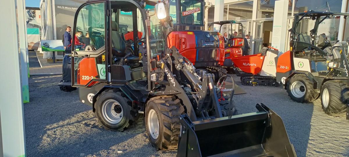 Die beiden knickgelenkten Elektrolader RT210-2e und RT220-2e feierten Premiere am Kubota-Stand auf der Bauma 2022. | Foto: B_I/Budde