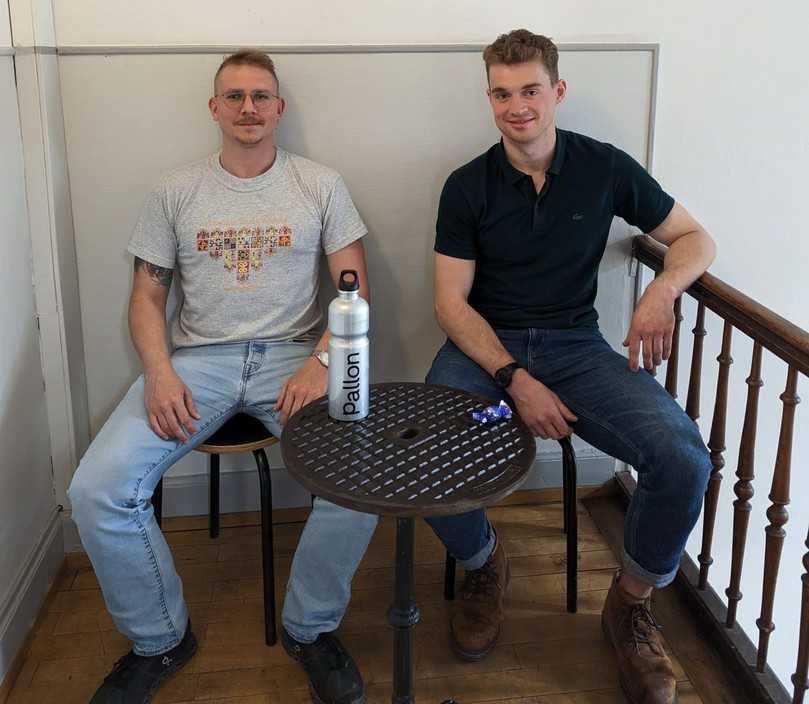 Christian Koch (l.), Pallon, und Fragensteller Marco Deubler, ISAS, am Schachtdeckel-Tischchen in den Pallon-Räumlichkeiten | Foto: Pallon AG Christian Koch (l.), Pallon, und Fragensteller Marco Deubler, ISAS, am Schachtdeckel-Tischchen in den Pallon-Räumlichkeiten | Foto: Pallon AG