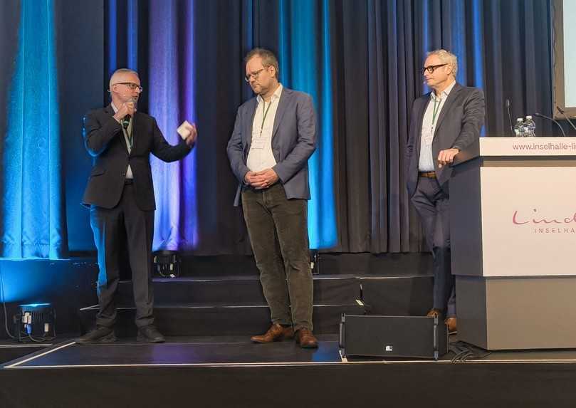 Niklas Ernst (l.) und Daniel von Bernstorff (Mitte) diskutierten nach ihren Vorträgen über Datensicherheit. Rechts: Moderator Prof. Karsten Kerres. | Foto: B_I/Valdix
