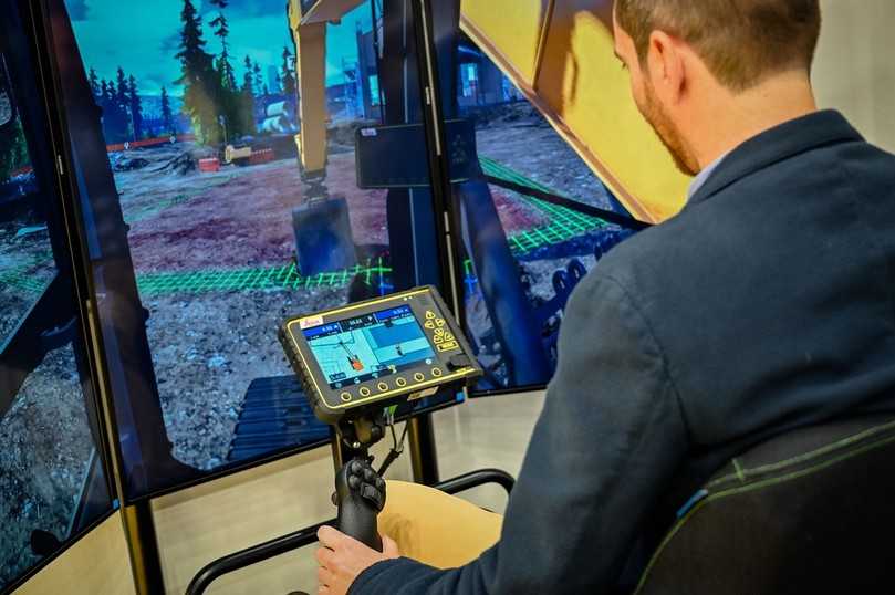 Die Zukunft des Bauens ist digital, und so zeigten die Aussteller der SaMoTer - wie hier in einem Bagger-Simulator - digitale Technik wie Maschinensteuerungen. | Foto: Veronafiere Die Zukunft des Bauens ist digital, und so zeigten die Aussteller der SaMoTer - wie hier in einem Bagger-Simulator - digitale Technik wie Maschinensteuerungen. | Foto: Veronafiere