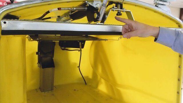 Der aus Polyethylen gefertigte Grasfangbehälter wurde mit einem neuen Hydraulikzylinder versehen, der das automatische Öffnen und Schließen übernimmt und den Deckel beim Entleeren weit geöffnet hält. | Foto: Lozemann Tuinmachines Der aus Polyethylen gefertigte Grasfangbehälter wurde mit einem neuen Hydraulikzylinder versehen, der das automatische Öffnen und Schließen übernimmt und den Deckel beim Entleeren weit geöffnet hält. | Foto: Lozemann Tuinmachines