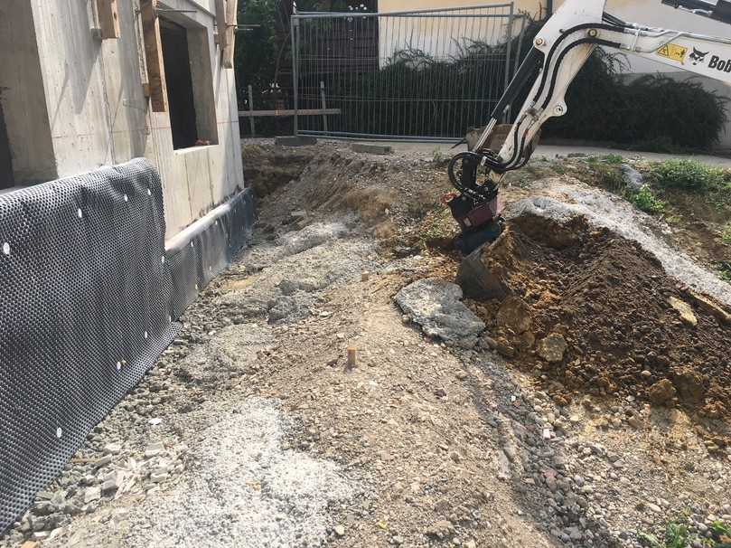 Zügiges Verteilen von Material, da in alle Richtungen und somit auch vom Bagger weggearbeitet werden kann. | Foto: Holp