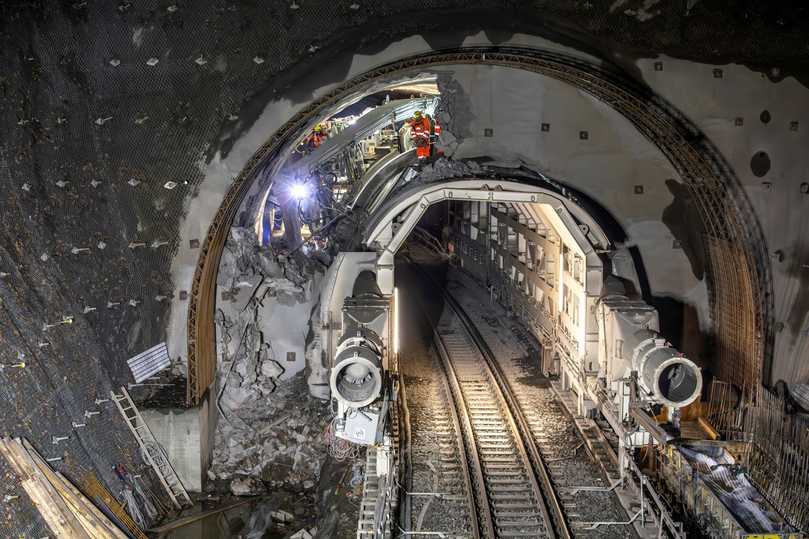 Ausgezeichnet: Mit dem Tunnel Enlargement System von Herrenknecht lassen sich Bahntunnel bei laufendem Bahnbetrieb erneuern. | Foto: Imagocura/Jürgen Stresius