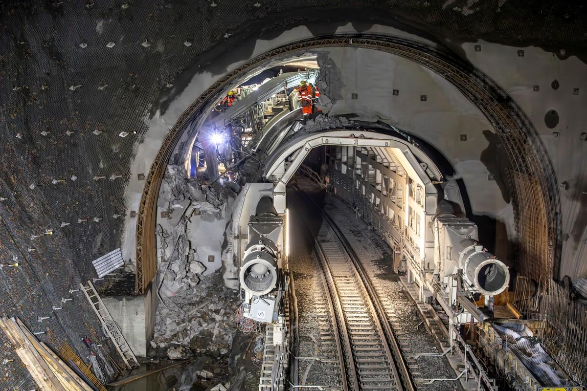 Ausgezeichnet: Mit dem Tunnel Enlargement System von Herrenknecht lassen sich Bahntunnel bei laufendem Bahnbetrieb erneuern. | Foto: Imagocura/Jürgen Stresius