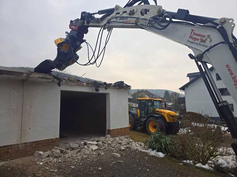 Präziser Betonabbruch auf der Baustelle: Die MB-P380 zerkleinert Stahlbeton kontrolliert und erschütterungsarm. | Foto: MB Crusher Präziser Betonabbruch auf der Baustelle: Die MB-P380 zerkleinert Stahlbeton kontrolliert und erschütterungsarm. | Foto: MB Crusher