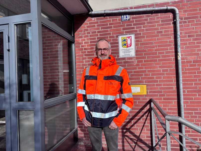 Frank Bullerkist vom LBV.SH vor der Außenstelle in Kiel – der Landesbetrieb hat die neue Handlungsempfehlung herausgegeben. | Foto: LBV.SH Frank Bullerkist vom LBV.SH vor der Außenstelle in Kiel – der Landesbetrieb hat die neue Handlungsempfehlung herausgegeben. | Foto: LBV.SH
