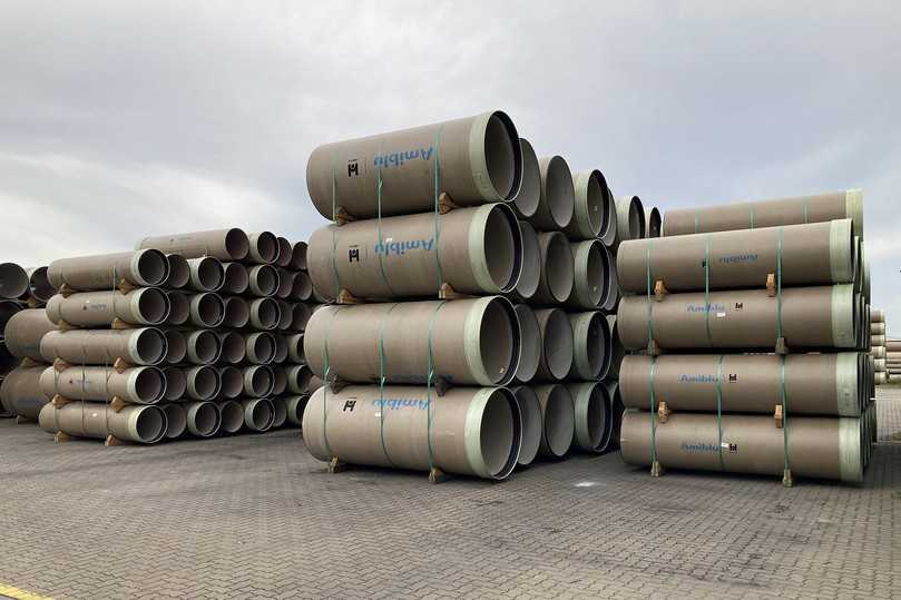 Im Werk in Trollenhagen werden GFK-Rohre in verschiedenen Nennweiten produziert, unter Verwendung von Produktionsreststoffen. | Foto: Amiblu Germany GmbH