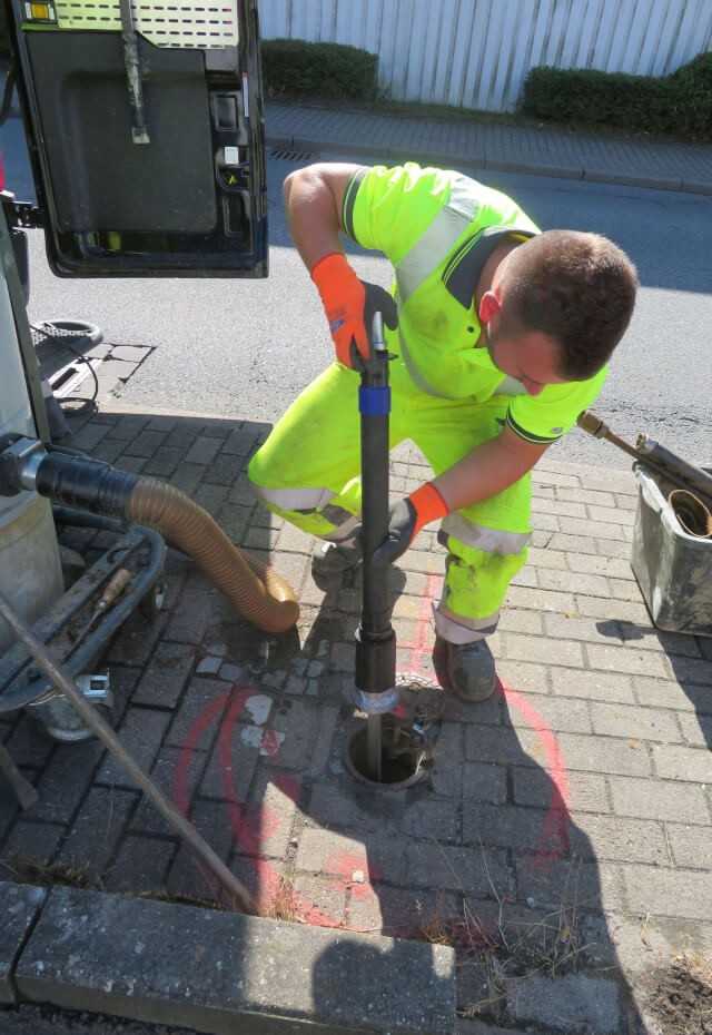 Eine neue teleskopierbare Kettler-Einbaugarnitur wird über die Straßenkappe eingebaut.