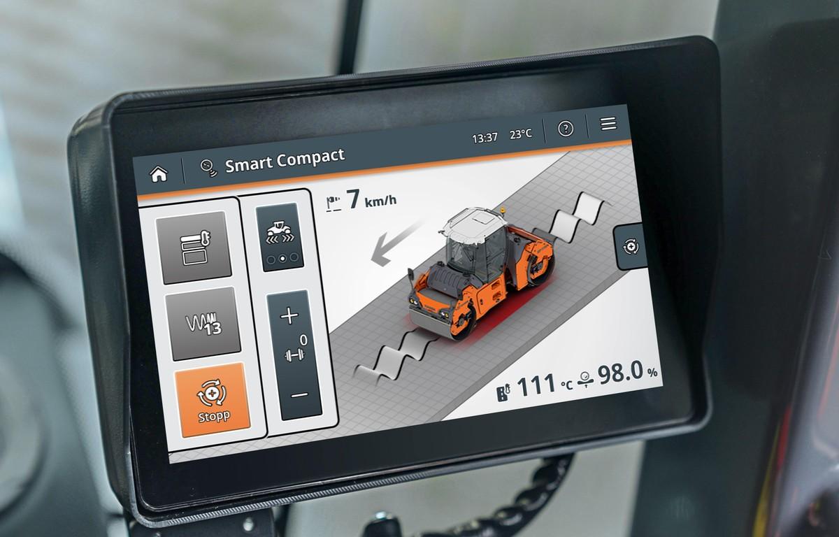 Integration der Echtzeit-Dichte in Hamm Smart Compact: Die automatische Regelung der Verdichtungskraft und -modi auf Basis der Echtzeit-Dichte (im Display unten rechts in %) bietet entscheidende Vorteile bei der Beurteilung der Verdichtungsqualität. | Foto: Hamm AG Integration der Echtzeit-Dichte in Hamm Smart Compact: Die automatische Regelung der Verdichtungskraft und -modi auf Basis der Echtzeit-Dichte (im Display unten rechts in %) bietet entscheidende Vorteile bei der Beurteilung der Verdichtungsqualität. | Foto: Hamm AG