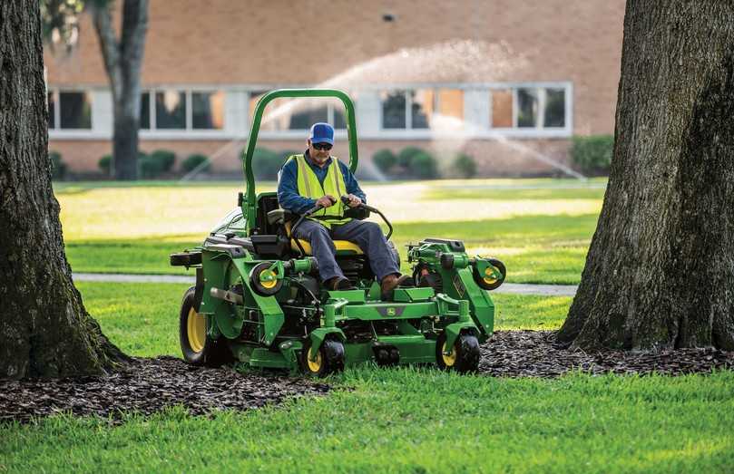 Komfortabler Dauereinsatz: Ein überarbeiteter ZTrak-Nullwenderadiusmäher von John Deere beim gewerblichen Mähen von anspruchsvollen Großgrünflächen. | Foto: John Deere