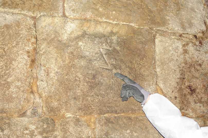 Im Mittelalter war es üblich, dass Steine mit sogenannten Steinmetzzeichen gekennzeichnet wurden. Diese finden sich auch im Geiselbachkanal in den quaderförmigen Sandsteinen. | Foto: Güteschutz Kanalbau Im Mittelalter war es üblich, dass Steine mit sogenannten Steinmetzzeichen gekennzeichnet wurden. Diese finden sich auch im Geiselbachkanal in den quaderförmigen Sandsteinen. | Foto: Güteschutz Kanalbau