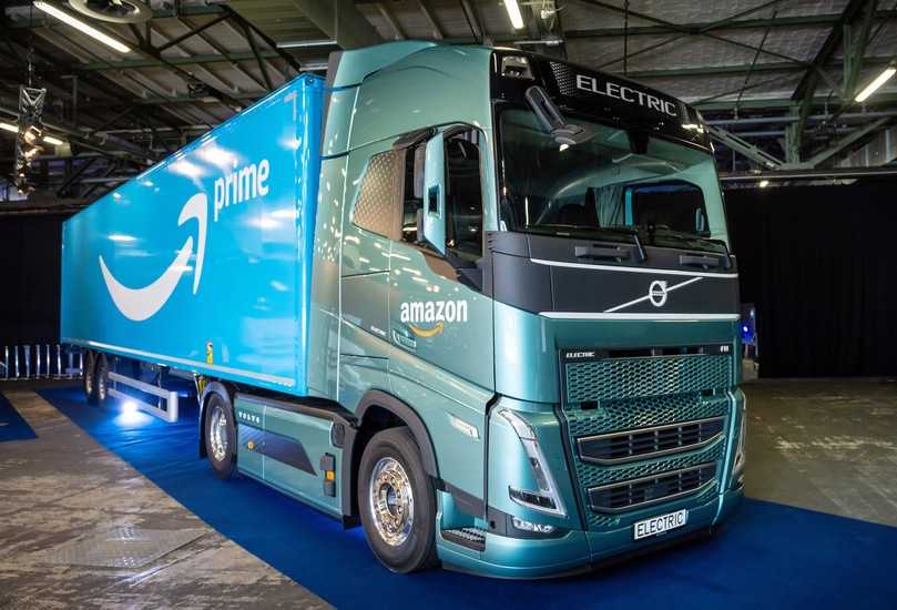 Die Fernverkehrszüge schaffen bis zu 300 km mit einer Akkuladung und können dank Zwischenladung an Schnellladesäulen rund 500 km am Tag zurücklegen. | Foto: Jan-Philipp Burmann/City-Press GmbH Die Fernverkehrszüge schaffen bis zu 300 km mit einer Akkuladung und können dank Zwischenladung an Schnellladesäulen rund 500 km am Tag zurücklegen. | Foto: Jan-Philipp Burmann/City-Press GmbH
