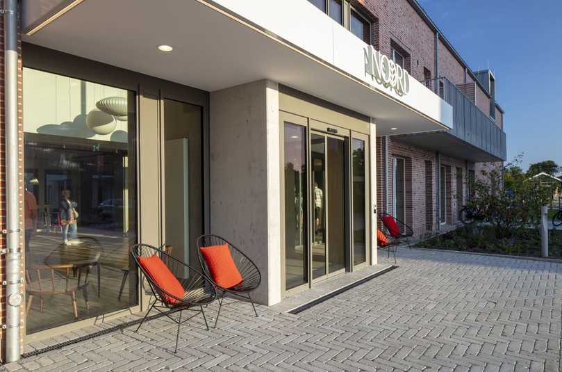 In den Bereichen der Terrassen sowie der Haupteingänge wird das Regenwasser mit Hilfe des Aco Drain Multiline NX-Rinnensystems abgeleitet. | Foto: Aco