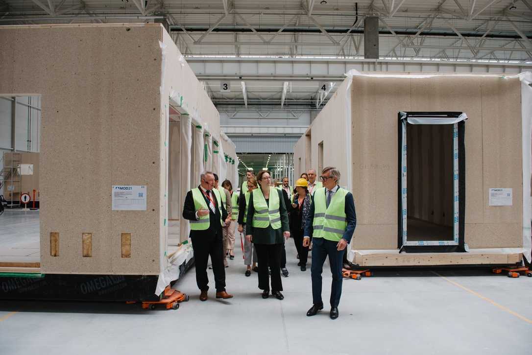 Wohnungsbau: Bundesbauministerin Geywitz wirbt für seriellen Holzbau Wohnungsbau: Bundesbauministerin Geywitz wirbt für seriellen Holzbau