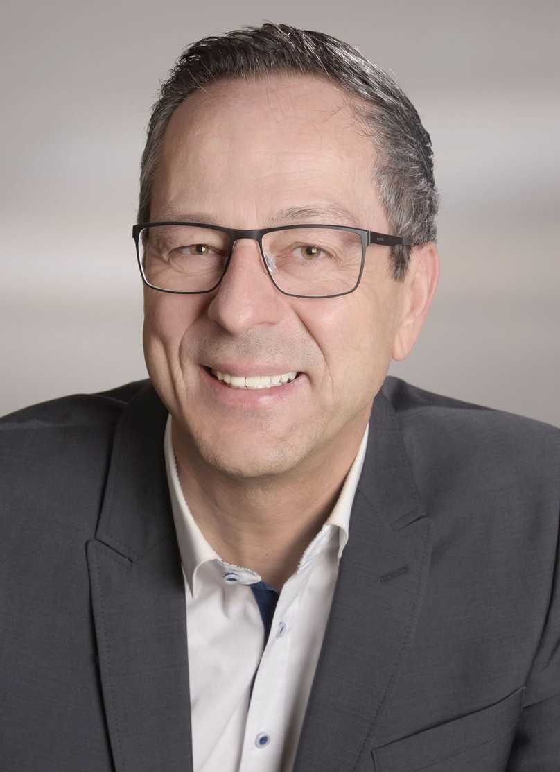 Dipl.-Kunststoffingenieur Elmar Lesch ist Inhaber der Unternehmensberatung für Marketing & Vertrieb Lesch Consult in Würzburg. Der Autor ist Fachjournalist DFJV, Vertriebstrainer und Experte für technische Kunststoffe. Als Berater, Coach und Trainer ist er seit vielen Jahren erfolgreich für marktführende Unternehmen in der Bau-/Kunststoff- und Umweltbranche tätig. | Foto: privat Dipl.-Kunststoffingenieur Elmar Lesch ist Inhaber der Unternehmensberatung für Marketing & Vertrieb Lesch Consult in Würzburg. Der Autor ist Fachjournalist DFJV, Vertriebstrainer und Experte für technische Kunststoffe. Als Berater, Coach und Trainer ist er seit vielen Jahren erfolgreich für marktführende Unternehmen in der Bau-/Kunststoff- und Umweltbranche tätig. | Foto: privat