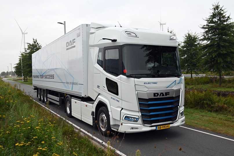 Der DAF XF 350 Electric-Sattelzug geht mit blaugefärbten Akzenten an der Front und 42 t Gesamtzuggewicht auf Strecke. | Foto: FH