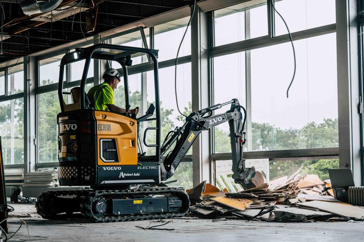 Der batterieelektrische Kompaktbagger Volvo ECR18 ist beim Abbruch des Betonboden im 1. Stock in seinem Element. | Foto: QUATEX