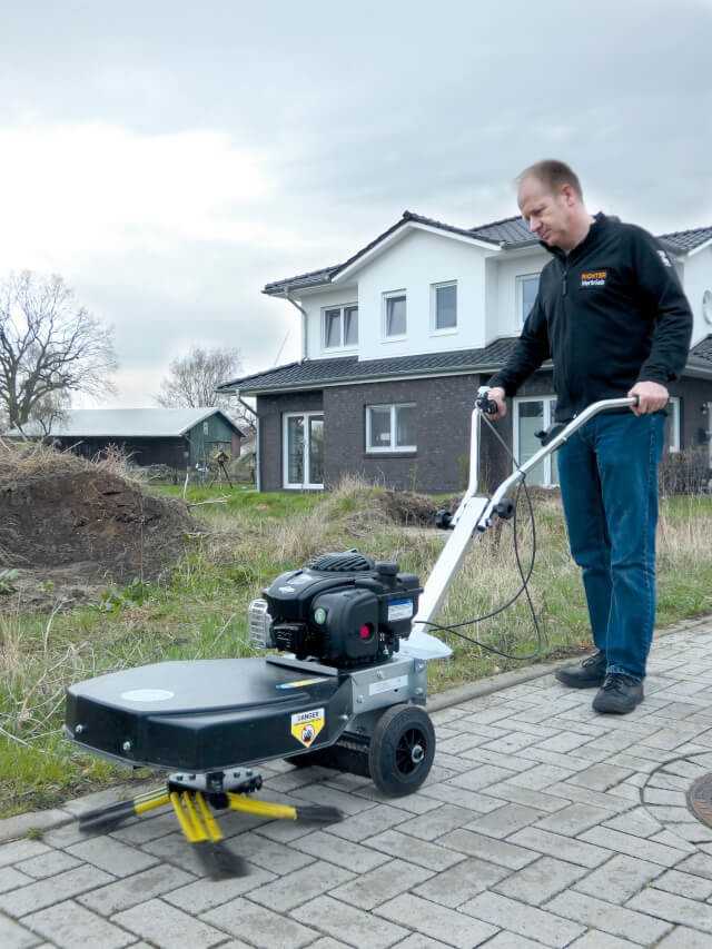 Der Greenbuster Pro 66 Wildkrautentferner mit dem Bürstensystem 4x3, das aus vier Aufnahmen mit je drei langen Federstahl- bürsten besteht. Nach wenigen Minuten Arbeitszeit fächern sich die Bürsten leicht auf und liegen dann flach auf der Oberfläche.