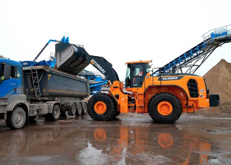 Großradlader Hyundai HL985A im harten Rückverlade-Einsatz – füllt 44-t-LKW in nur zwei Ladespielen. | Foto: Hyundai