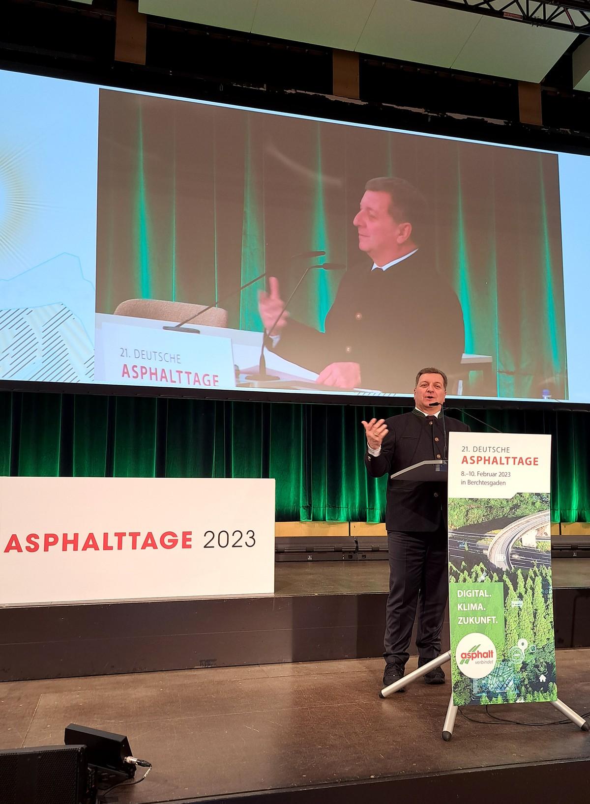 „Die Verkehrsinfrastruktur ist die Grundlage unserer Mobilität und damit unserer Wirtschaft. Und auch der Ausbau des ÖPNV braucht ein gutes Straßennetz, denn Busse fahren nicht auf Feldwegen.“ [Christian Bernreiter, Bayerischer Staatsminister für Wohnen, Bau und Verkehr] | Foto: DAV