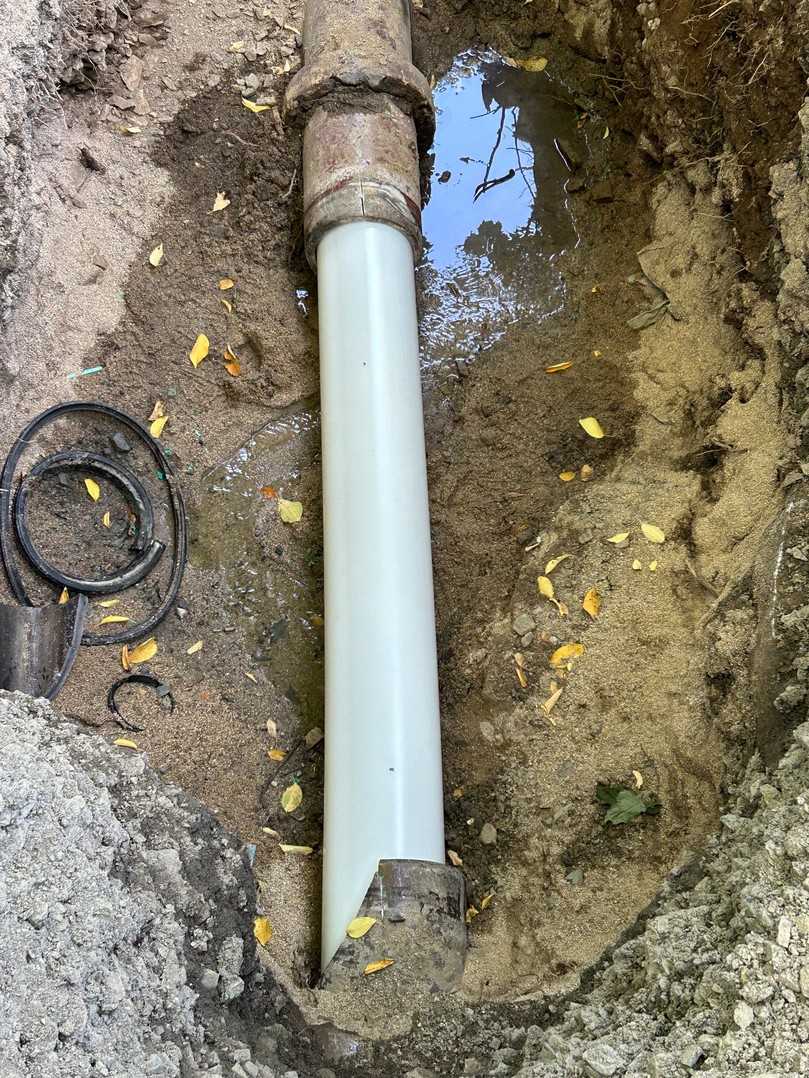 Nach Erwärmung und mechanischer Rückverformung liegt der EgeLiner direkt an der Innenwand des Altrohres an. | Foto: Egeplast